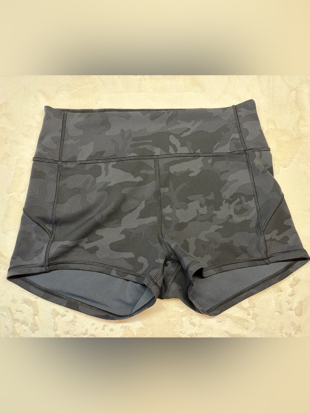 Lululemon In Movement Short Everlux Inseam 2.5in Size 10 Black/Gray Camo Print